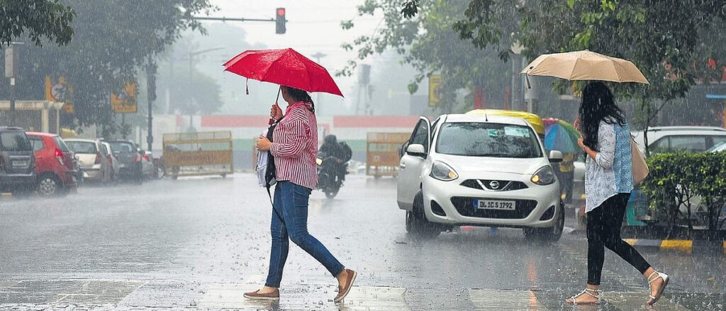 दिल्ली में मंडरा रहा भरी बारिश का कहर सड़के हुई जाम चारो तरफ पानी ही पानी!!
